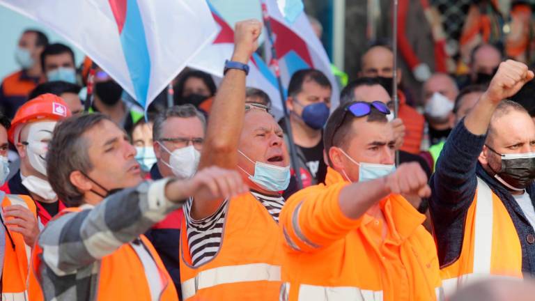 Un grupo de trabajadores grita en las protestas de Alcoa de este domingo. Foto: Carlos Castro/Europa Press
