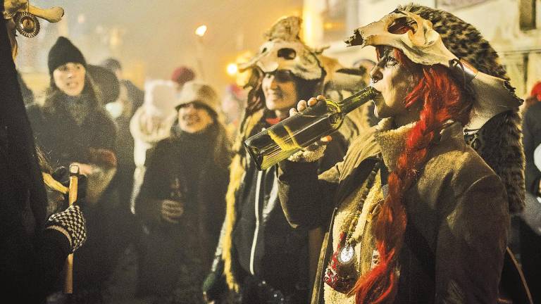 Las costumbres ancestrales del Carnaval perviven en el rural ourensano, como las salidas grupales. Foto: Brais Lorenzo