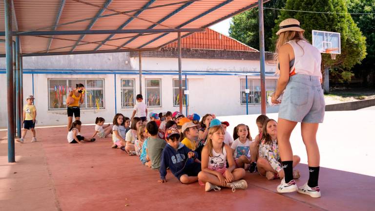 Os nenos e nenas do Pino divírtense na Escola de Verán. Foto: Concello do Pino