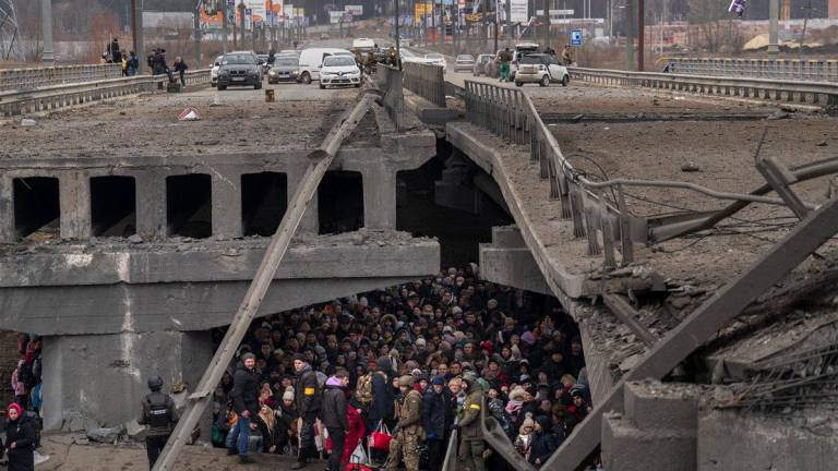 La multitud se agolpa bajo un puente destruido a la espera de cruzar el río <a rel="nofollow" href="https://en.wikipedia.org/wiki/Irpin" target="_blank">Irpin</a>. (Fuente, www.nationalgeographic.com.es/fotografia)