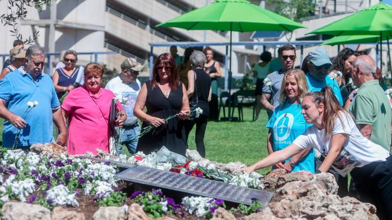 Familiares y allegados depositan flores en el olivo que recuerda a las víctimas. Foto: R. Rubio/E.P.
