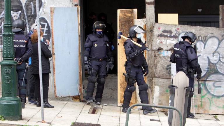 Agentes de la Policía Nacional durante el desalojo de ‘okupas’ en una vivienda en la Gran Vía de Vigo, en noviembre del año pasado Foto: S. Sas