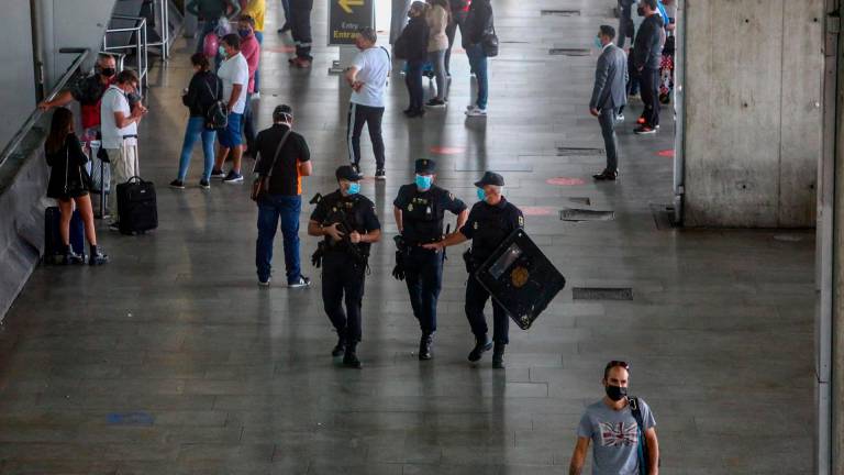 Agentes de Policía Nacional vigilan la T4 del Aeropuerto Adolfo Suárez Madrid-Barajas. FOTO: Ricardo Rubio