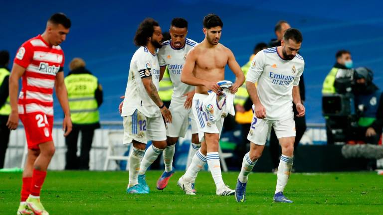 AL RESCATE Asensio, sin camiseta, celebrando el gol frente al Granada. Foto: AFP7