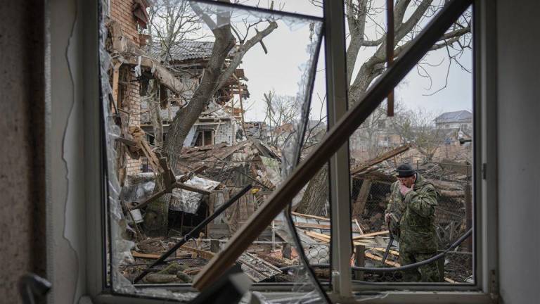 Andrey Goncharuk, de 68 años, miembro de la defensa territorial, se lamenta en el patio trasero de una casa dañada por un ataque aéreo ruso en <a rel="nofollow" href="https://en.wikipedia.org/wiki/Horenka,_Bucha_Raion,_Kyiv_Oblast" target="_blank">Horenka</a>. (Fuente, www.nationalgeographic.com.es/fotografia)