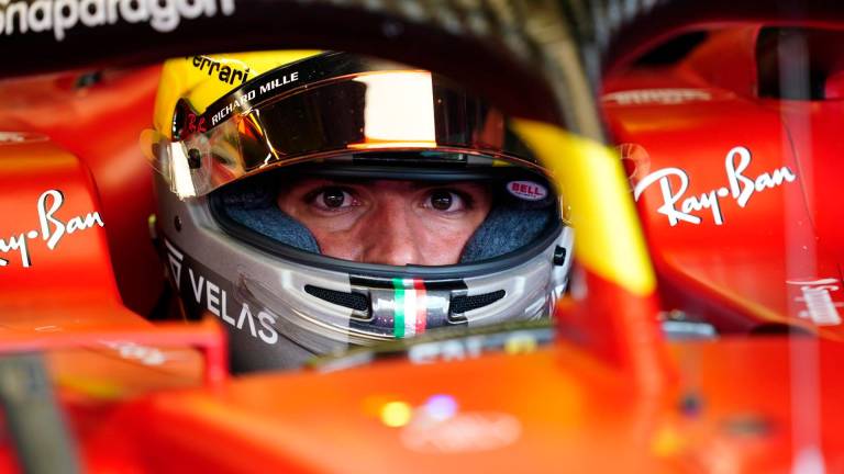 Carlos Sainz al volante de su Ferrari dispuesto a salir a la pista de Marina Bay. Foto: E.P.