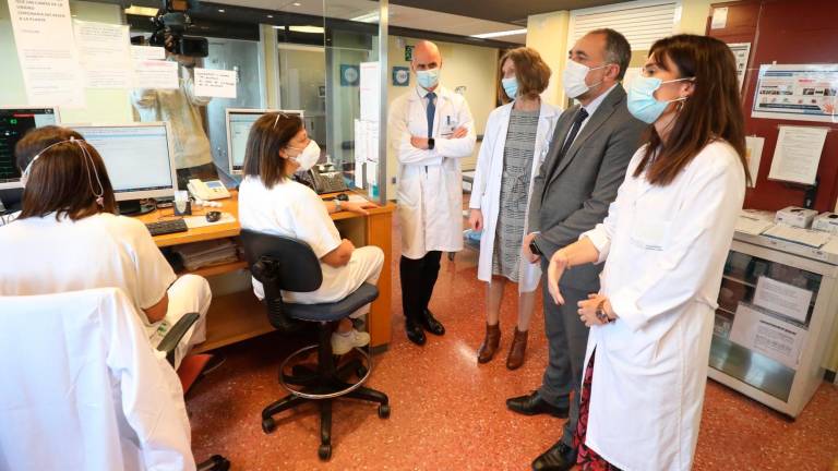 julio garcía comesaña, conselleiro de Sanidade, en su visita este miércoles a la Unidad de Enfermedades Coronarias del Hospital Montecelo de Pontevedra. Foto: Gallego
