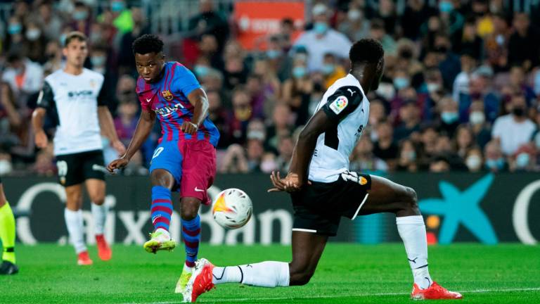 GOLEADOR Ansu Fati dispara en la acción que supuso el 1-1 para el Barça. Foto: AFP7 E.P.
