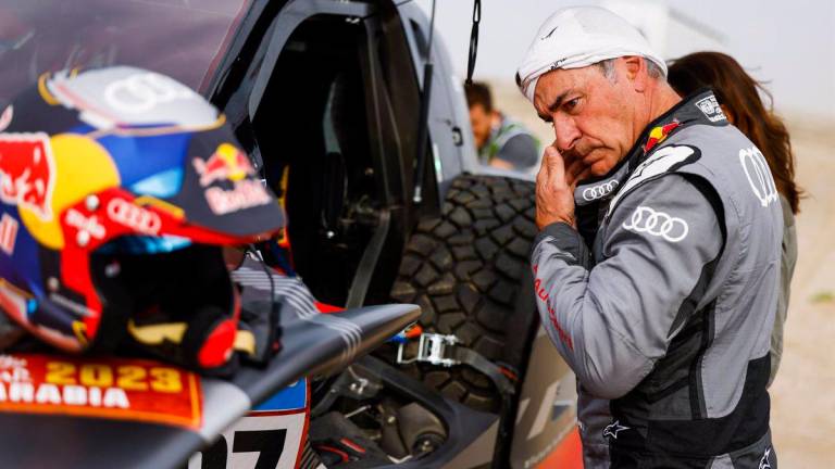 Carlos Sainz pierde el liderato del Dakar en una accidentada etapa