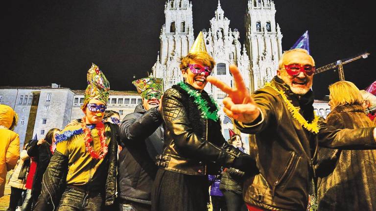 Un grupo baila la conga mientras celebra la llegada del año 2020. Foto: Antonio Hernández
