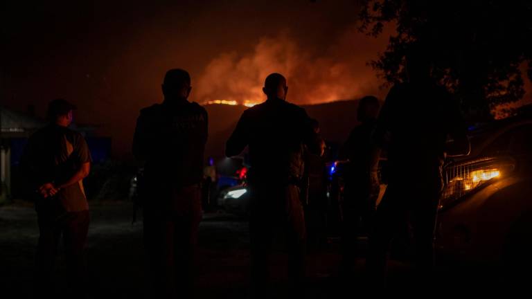 Vecinos de la localidad pontevedresa de Bustelo evacuados durante la noche del miércoles a causa de la cercanía a sus viviendas del fuego de O Irixo. Foto: Brais Lorenzo / Efe