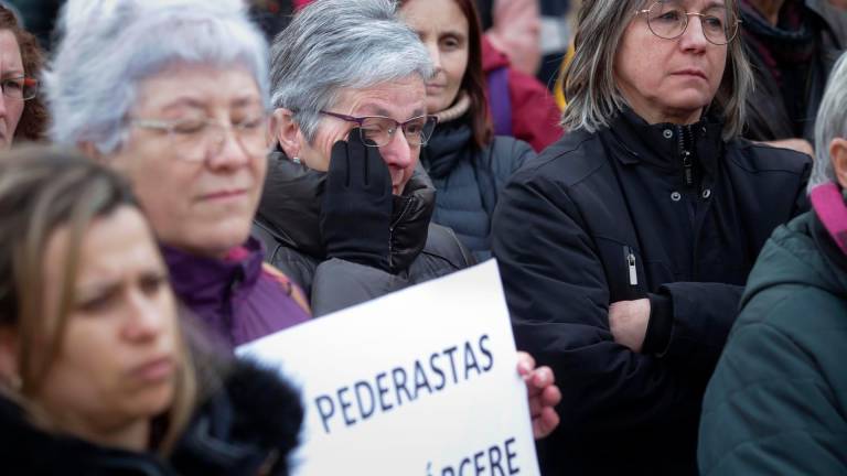 Una mujer con un cartel en la mano en una concentración de repulsa por el caso de la niña violada en Baleira, a 21 de enero de 2023, en Baleira, Lugo, Galicia (España). - Carlos Castro - Europa Press