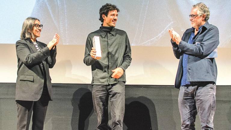 lois patiño. El cineasta gallego (centro) tras recibir su premio en el Teatro Principal el domingo. Foto: Festival Cineuropa