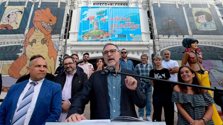Miguelanxo Prado interviniendo ante la alcaldesa de A Coruña, Inés Rey. Foto: Moncho Fuentes/Efe