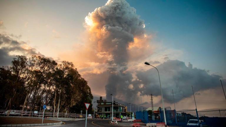 El volcán de ‘Cumbre Vieja’ emite una gran columna de ceniza - Kike Rincón - Europa Press