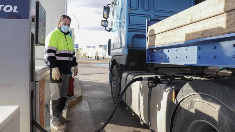 Un trabajador resposta gasolina en su camión FOTO: Raúl fraile