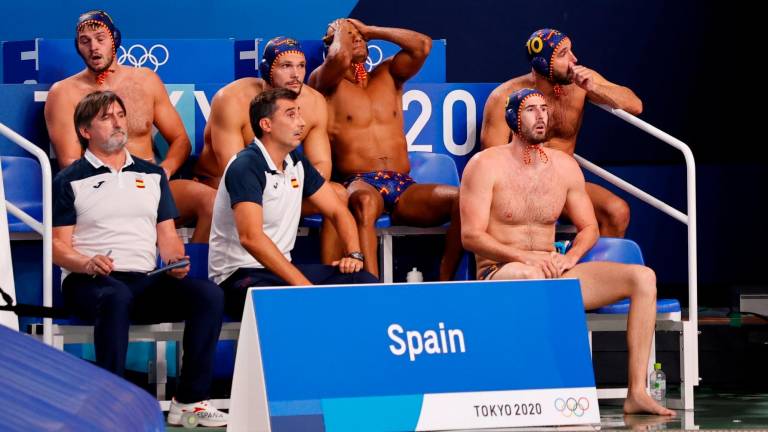El banquillo español se lamenta tras caer ante Serbia en las semifinales de waterpolo masculino. Foto: Enric Fontcuberta