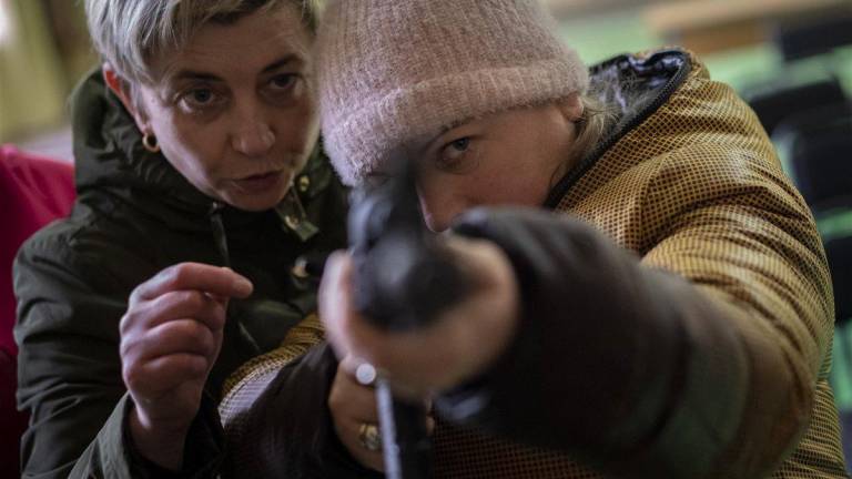 Un grupo de civiles ucranianos recibe entrenamiento con armas en las afueras de <a rel="nofollow" href="https://es.wikipedia.org/wiki/Le%C3%B3polis" target="_blank">Lviv</a>. (Fuente, www.nationalgeographic.com.es/fotografia)