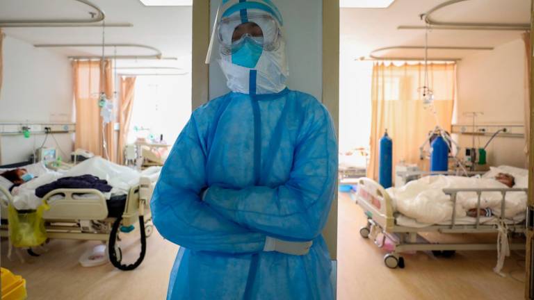 PANDEMIA. Una enfermera descansando, el 17 de febrero, en un hospital de Wuhan con cientos de pacientes infectados por covid-19 . Foto: Stringer