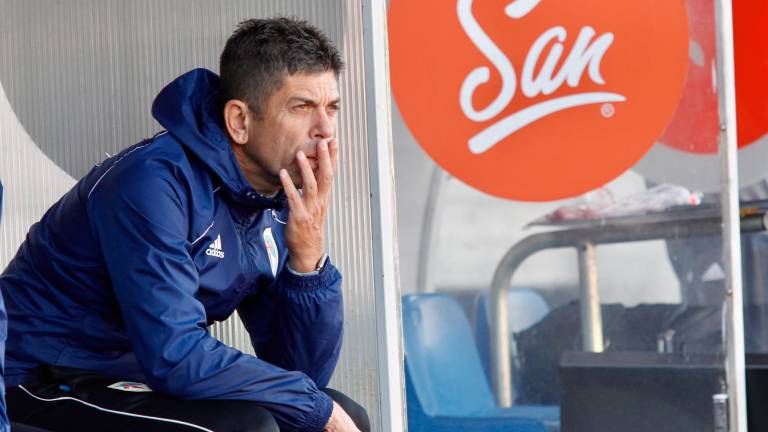 FABIANO Soares, entrenador del Compostela, durante un partido en San Lázaro. Foto: F. B. 