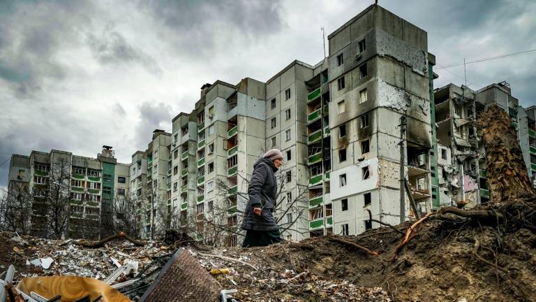 11 de abril de 2022, Ucrania, Chernihiv: Una mujer pasa junto a un edificio destruido tras un bombardeo ruso sobre Chernihiv. Foto: Celestino Arce Lavin/ZUMA Press Wire/dpa Celestino Arce Lavin/ZUMA Press / DPA 11/04/2022