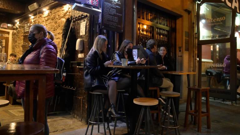 Ciudadanos en una zona de cañas/copas la noche que se eliminan las limitaciones horarias para la hostelería gallega, a 11 de febrero de 2022, en A Coruña - M. Dylan - Europa Press - Archivo