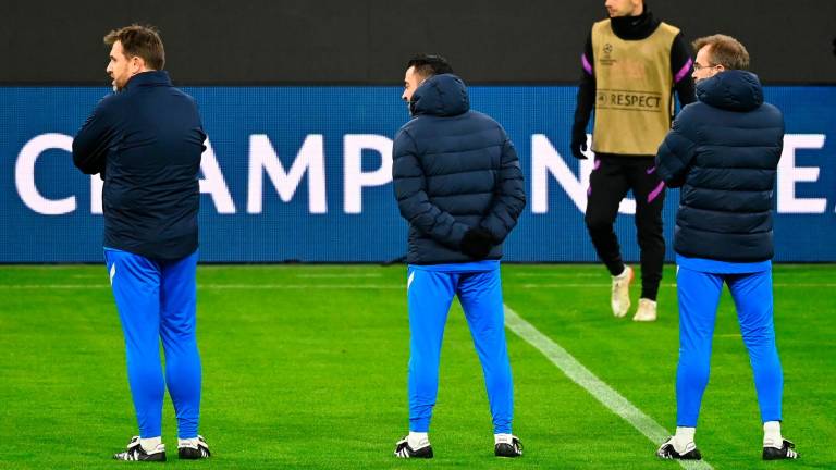 Xavi (centro) y su cuerpo técnico observan el entrenamiento del Barça en Múnich. Foto: Efe