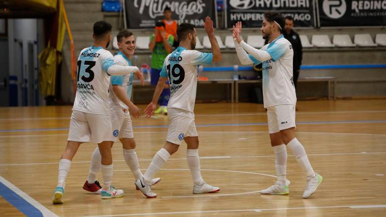 DE DULCE Los jugadores del Santiago Futsal, celebrando un gol anotado este curso en Santa Isabel. Foto: Antonio Hernández