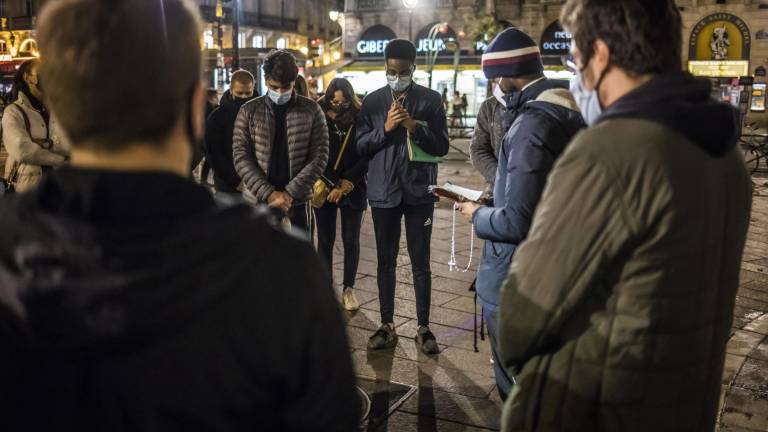 París (Francia), 29/10/2020.- Un grupo de jóvenes católicos reza en memoria de las víctimas del atentado de Niza, en París (Francia). EFE/EPA/CHRISTOPHE PETIT TESSON
