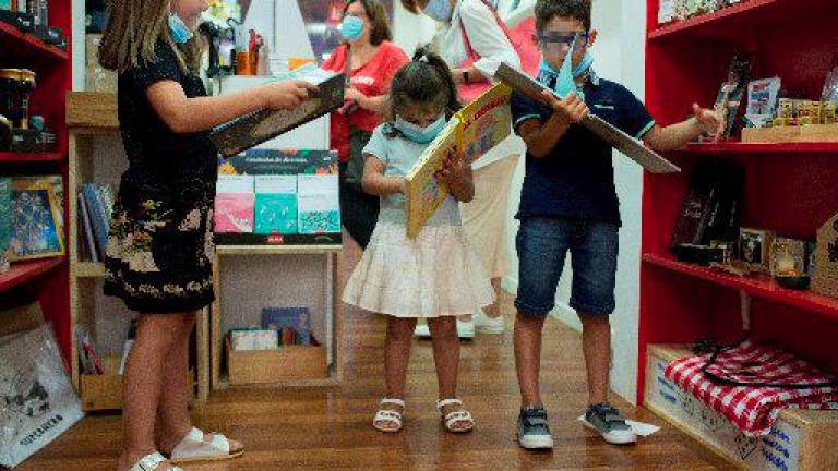 ARCHIVO. OURENSE. Niños en una librería este verano. EFE/Brais Lorenzo