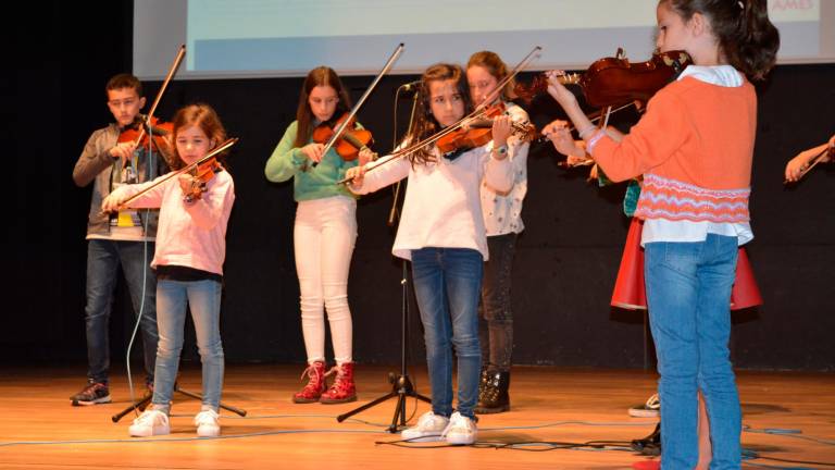Alumnos da Escola Municipal de Música de Ames tocando o violín. Foto: Concello de Ames.