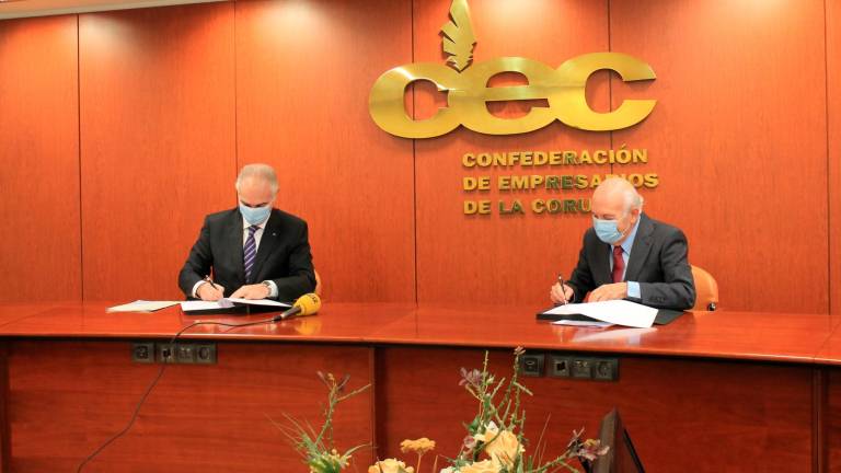 Lino Comesaña, a la izquierda, firma el convenio con el presidente de la CEC. Foto: CEC