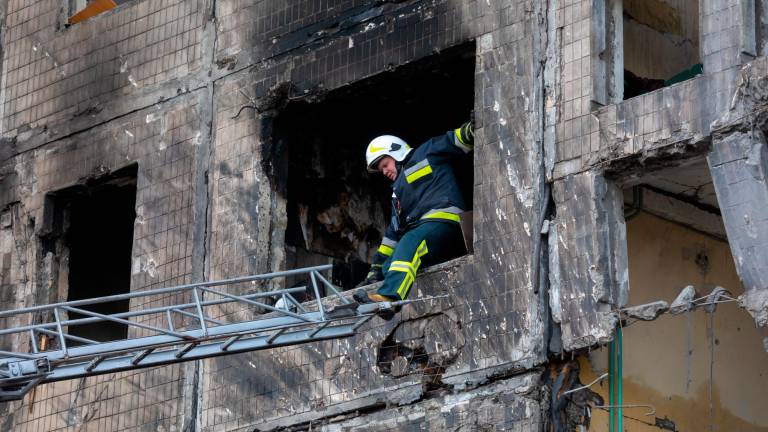 Un bombero emerge de un edificio dañado gravemente por un bombardeo ruso (Kiev). Foto: Mikhail Palinchak 