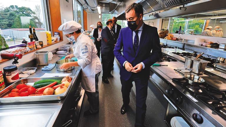 El conselleiro de Educación, Román Rodríguez, visitó una cocina de un centro de FP durante la celebración de las Olimpiadas GaliciaSkilss, en octubre pasado. Foto: Gallego