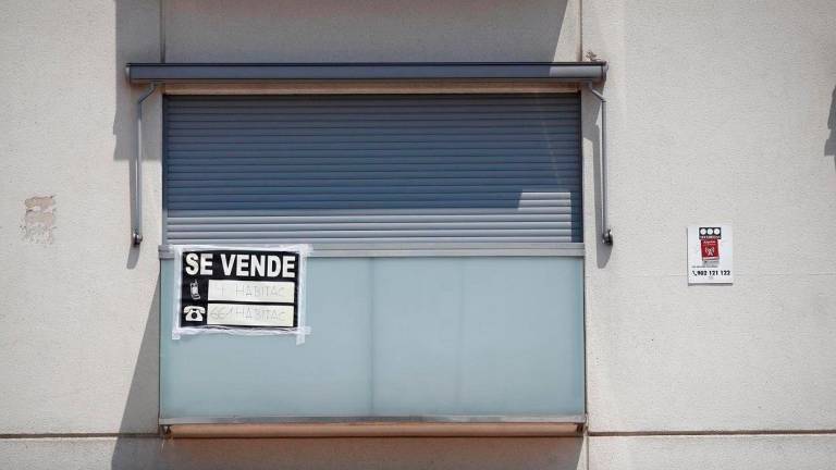 cartel de ‘Se vende’ pegado en el balcón de una vivienda. Foto: E.press