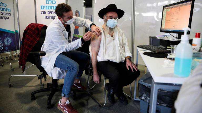 RÉCORD. Vacunando en uno de los centros habilitados en Israel. Foto: Efe 