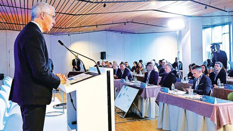 El conselleiro Francisco Conde durante su intervención en la inauguración de la II Semana Internacional Contract en el Parador de Muxía. Foto: X.G.