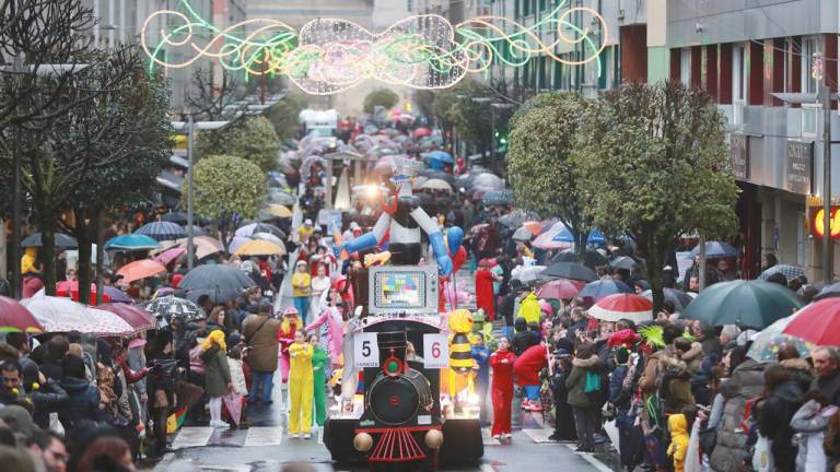 Participantes en el tradicional desfile de carnaval por las calles de Santiago en una edición anterior. Foto: Gallego♠