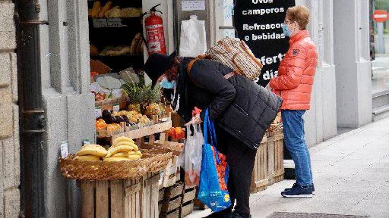Dos señoras comprando en una frutería del Ensanche de Santiago. Foto: Fernando Blanco