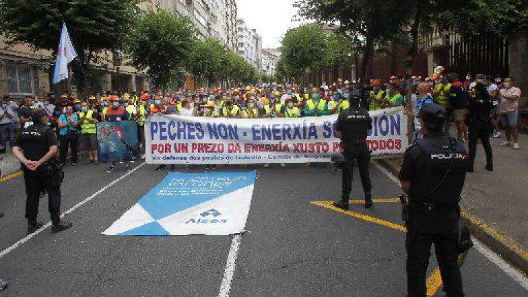 Archivo. Manifestación de los trabajadores de Alcoa San Cibrao frente al Parlamento de Galicia el día de su consitución en la XI Legislatura. Fernando Blanco/ECG