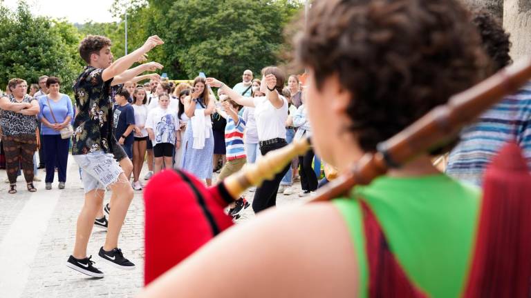 Unha das actuacións na foliada da Peque Rachada que vén de celebrarse na Baña. Foto: CDB