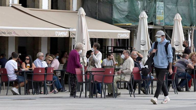 Varias personas en la terraza de un bar en A Coruña - M. Dylan - Europa Press