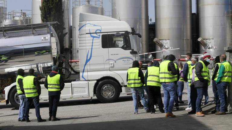 Trabajadores del sector del transporte el pasado viernes en una fábrica de leche en Meira, Lugo Foto: Carlos Castro