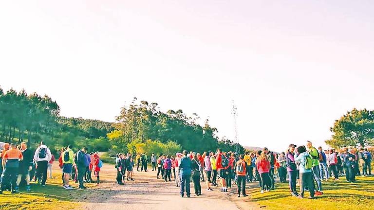Numerosos participantes en una andaina organizada por la concejalía de Deportes sonense. Foto: C. de O Son