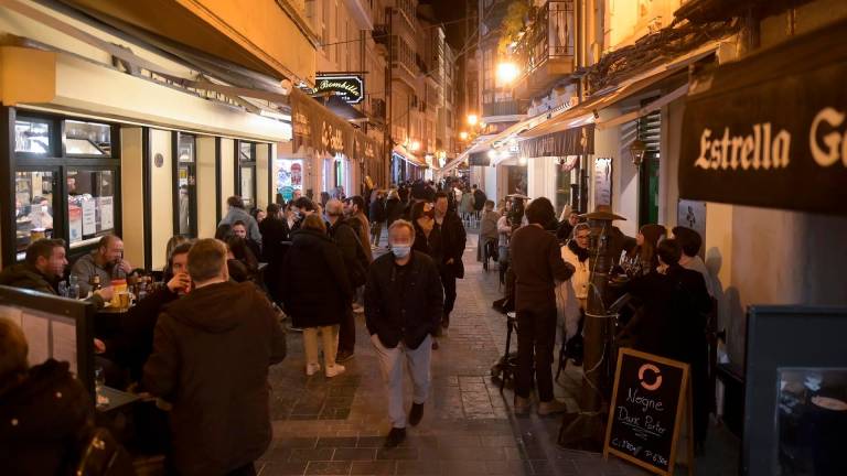 Ciudadanos en una zona de cañas/copas a 11 de febrero de 2022, en A Coruña. FOTO: M. Dylan