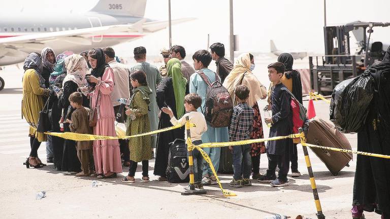 Ciudadanos afganos a punto de subir a un avión para su evacuación desde Kabul. Foto: E.P.