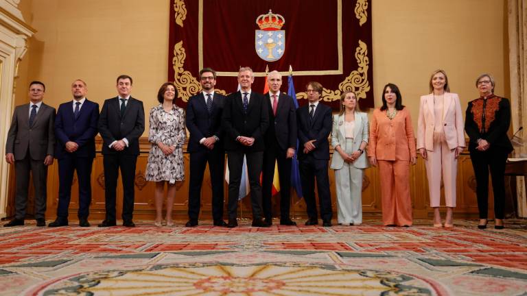 Foto de familia de todos los conselleiros del nuevo Gobierno gallego. Foto: Lavandeira Jr. / Efe
