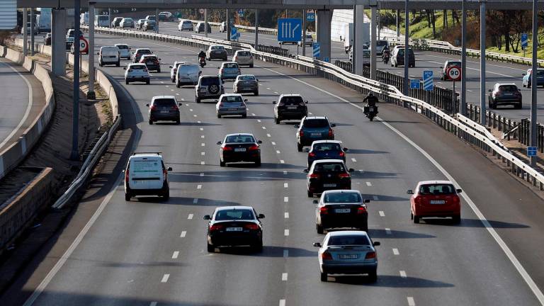CONTAMINACIÓN. La UE debe reducir sus emisiones de CO2, muchas son generadas por los coches. Foto: Efe
