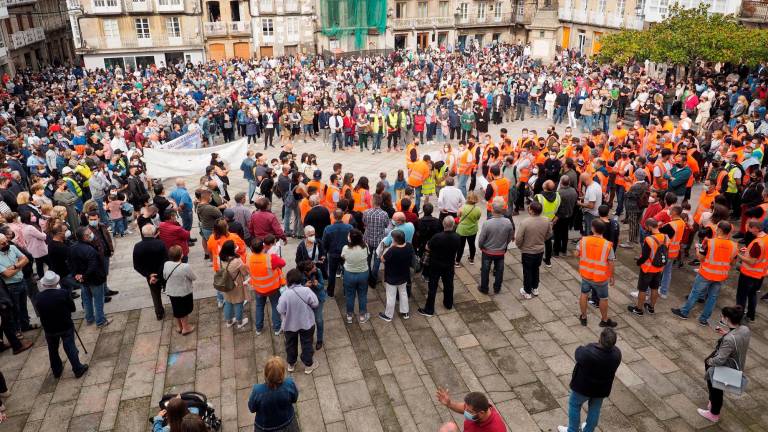 Miles de personas participaron ayer en la concentración convocada por los trabajadores de Vestas en el concello de Viveiro. Foto: EFE/Eliseo Trigo