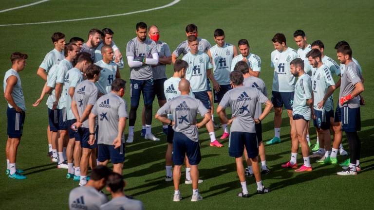 VELANDO ARMAS Los jugadores de la selección española junto a los técnicos en el último entreno. Foto: Rodrigo Jiménez